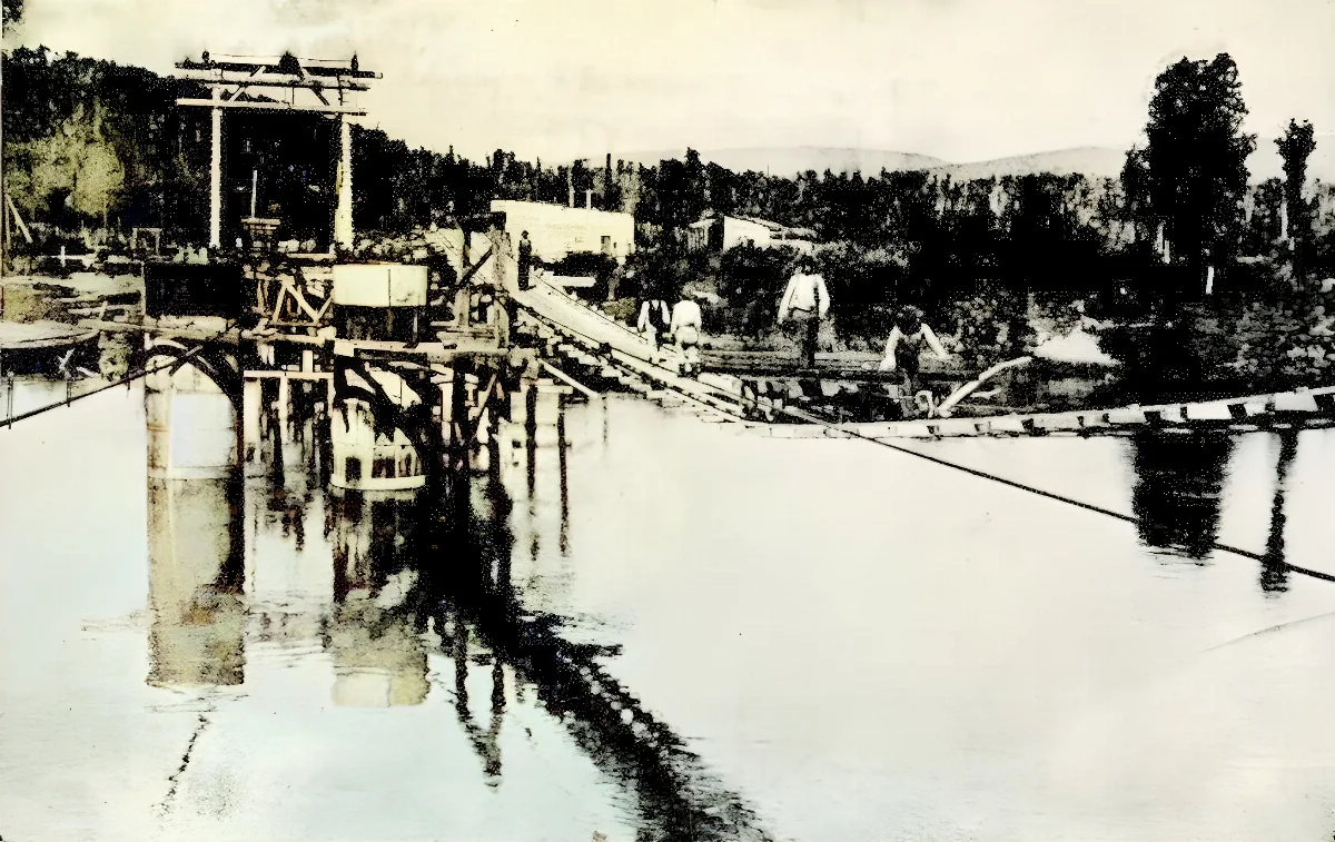 Construcción puente sobre el Calle Calle 1903 — Valdivia — 1903 | Chile de Ayer