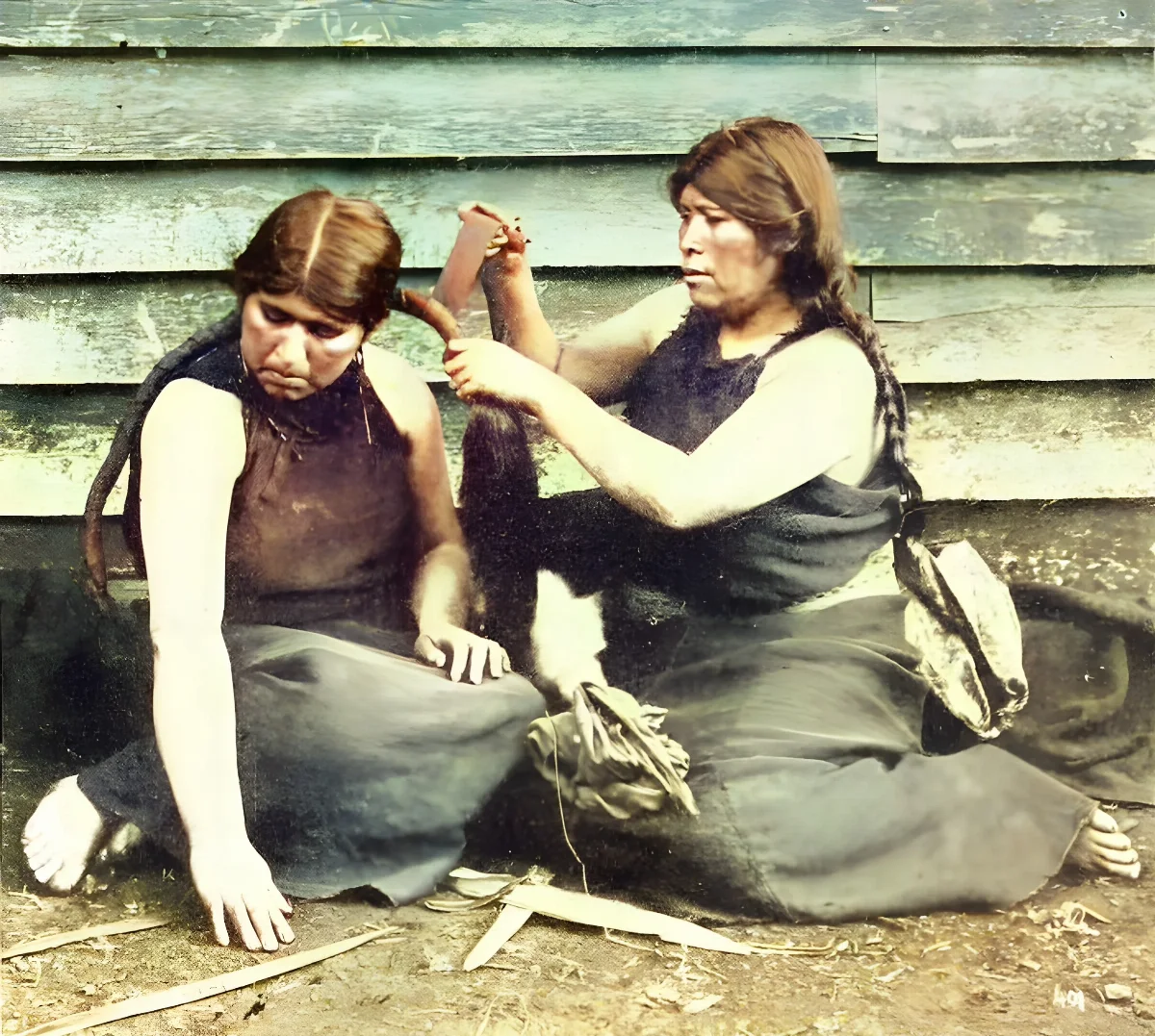 Mujeres Mapuche peinandose 1903 — 1903 | Chile de Ayer