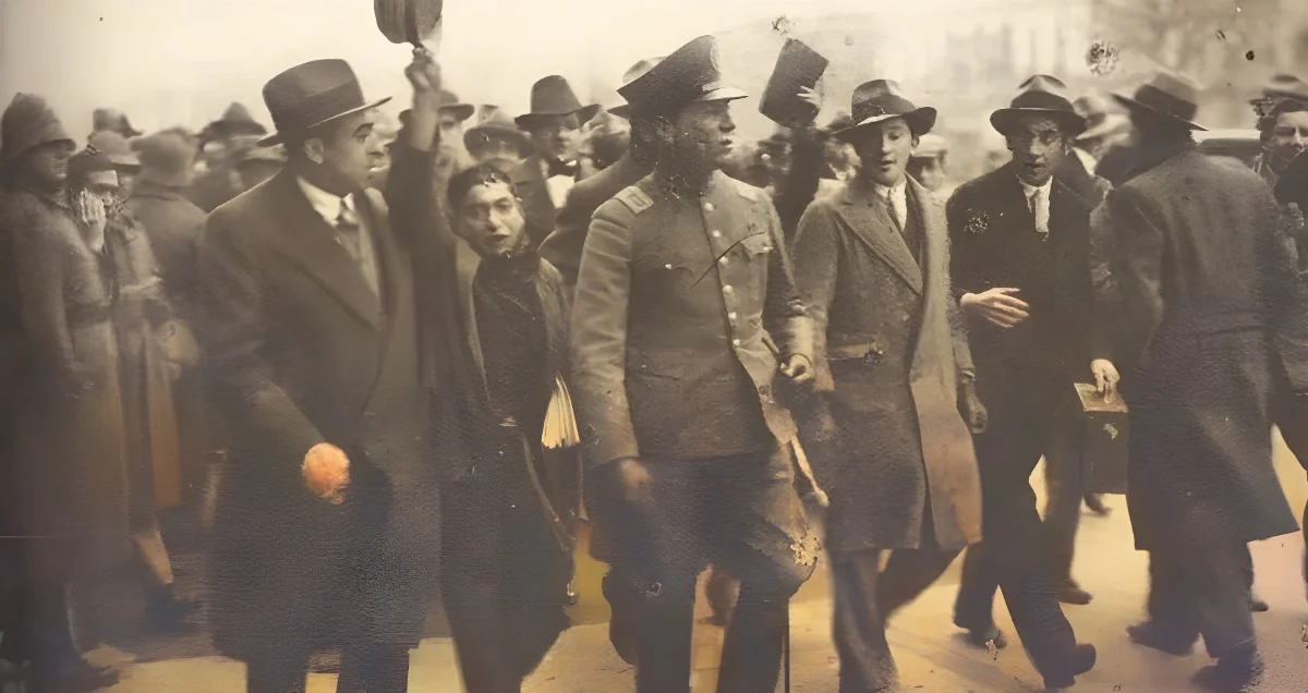 Multitud celebran la caída del gobierno de Ibañez 1931 — 1931 | Chile de Ayer