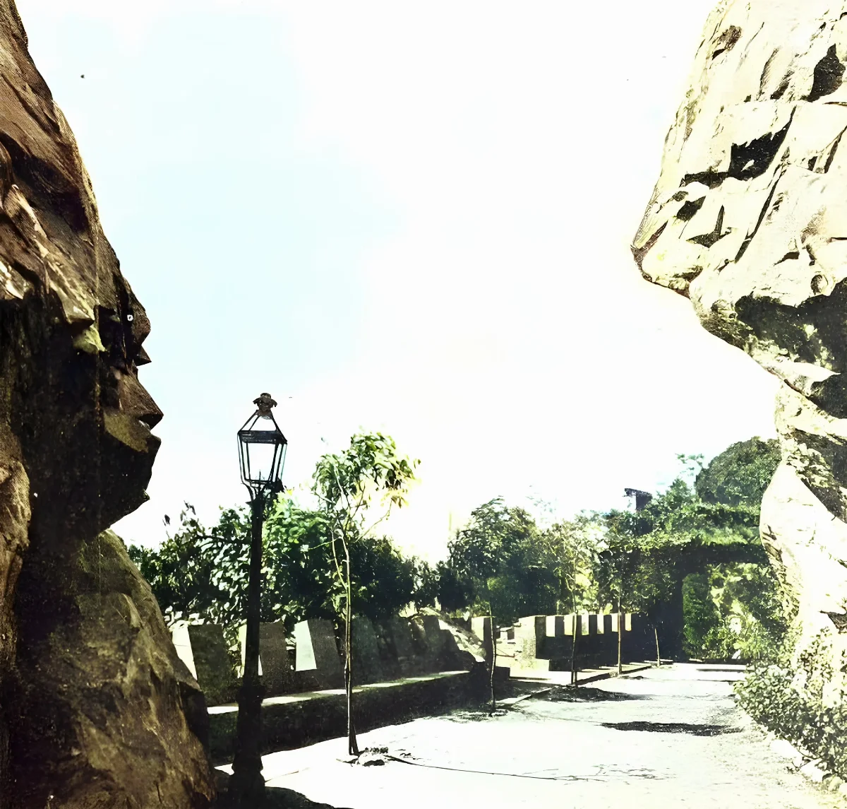 Portales de piedra en la entrada del Cerro Santa Lucía — aprox. 1904–1930 | Chile de Ayer