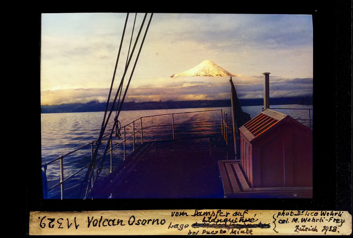 Volcan Osorno, vom Dampfer auf Lago Llanquihué bei Puerto Minte — 1938 | Chile de Ayer