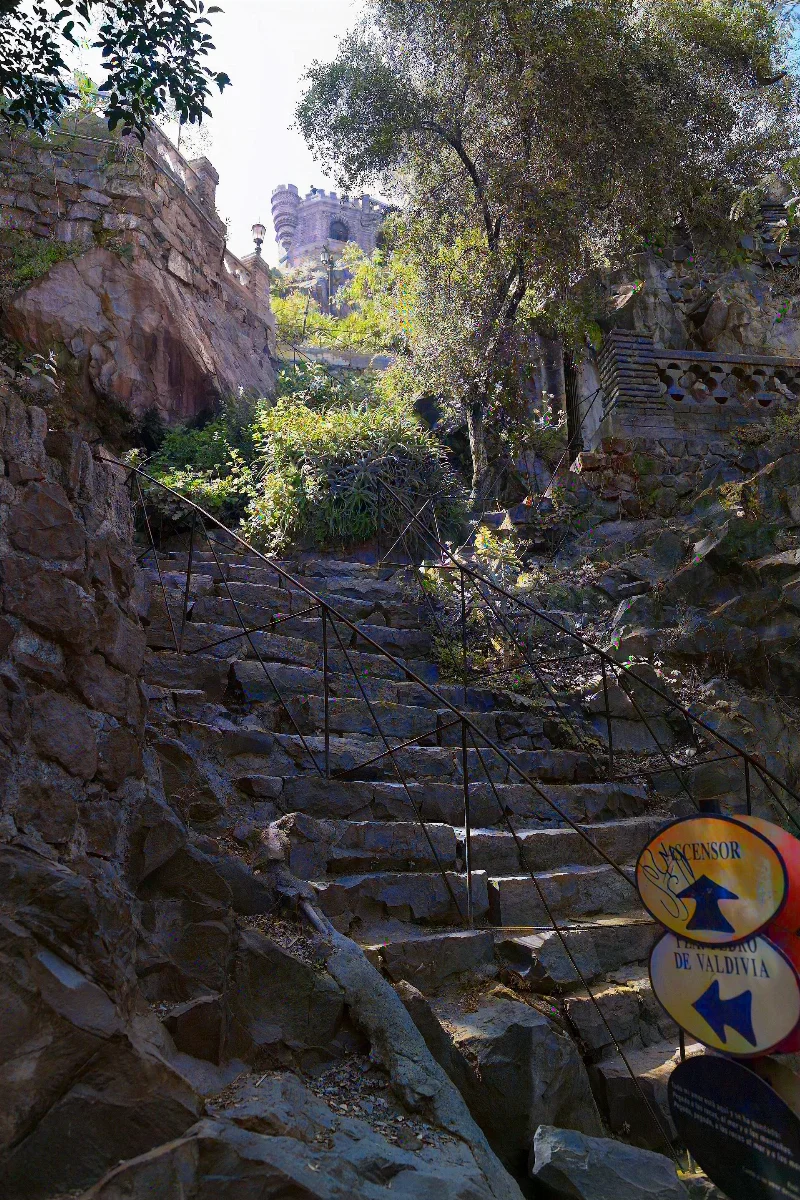 Escalera hacia la Plaza Pedro de Valdivia, Cerro Santa Lucía — aprox. 1880–1930 | Chile de Ayer