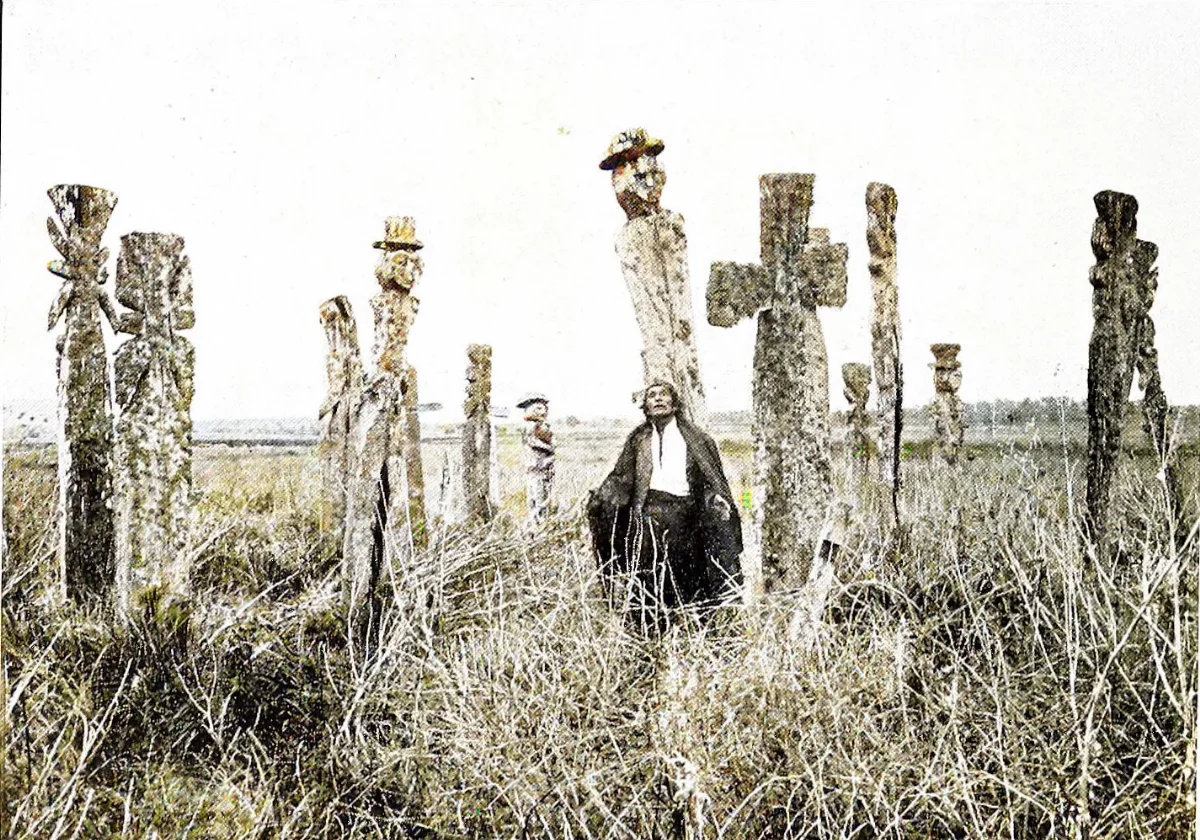 Araucanian cementery and priest called "Machi" — Temuco — 1904 | Chile de Ayer