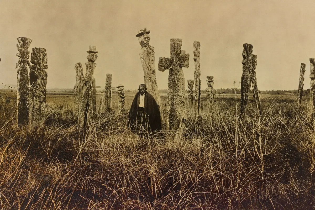 Araucanian man in graveyard — Temuco — 1922 | Chile de Ayer