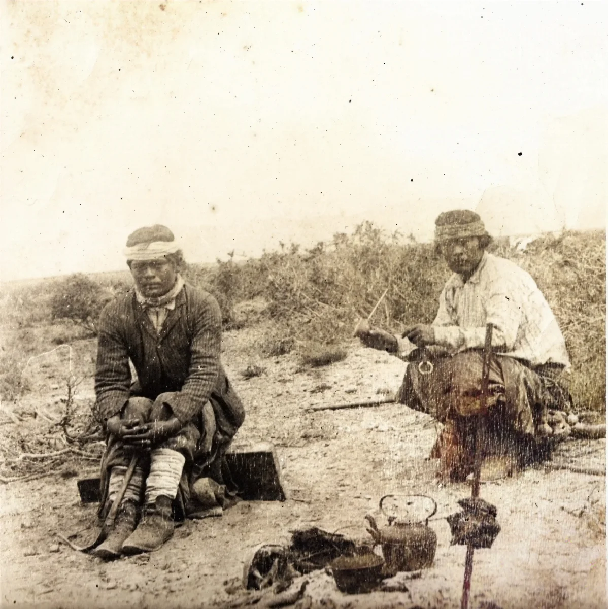 Argentina - Mapuches tomando mate en la pampa — Temuco — 1890 | Chile de Ayer
