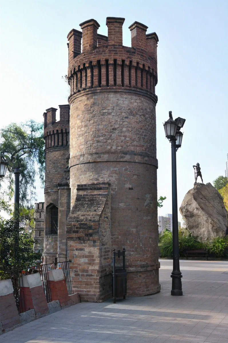 Torre con almenas del Cerro Santa Lucía y estatua — aprox. 1880–1930 | Chile de Ayer