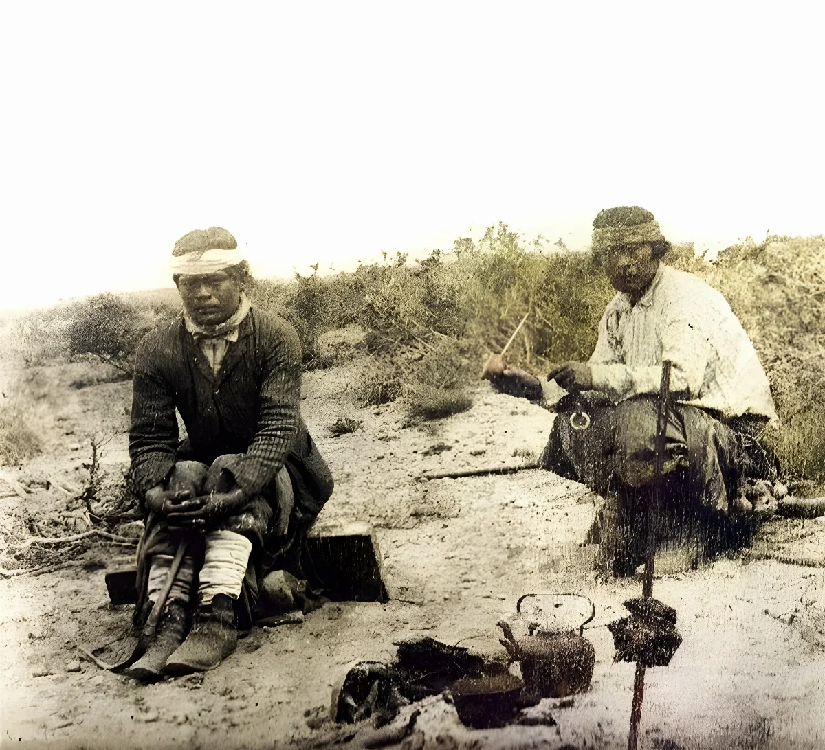 Mapuches tomando mate en la pampa mientras se asa la carne — Temuco — 1880 | Chile de Ayer