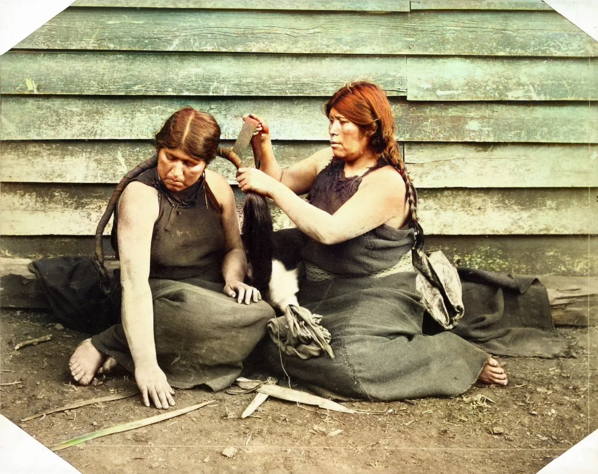 Mujeres mapuches peinándose — Temuco — 1908 | Chile de Ayer