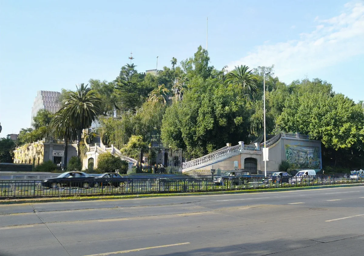 Cerro Santa Lucía desde la Alameda con circulación vehicular — aprox. 1880–1930 | Chile de Ayer