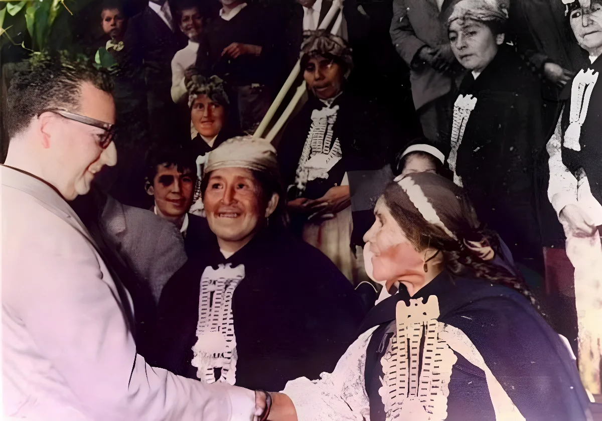 Salvador Allende saludando a mujeres mapuches. — Temuco — 1972 | Chile de Ayer