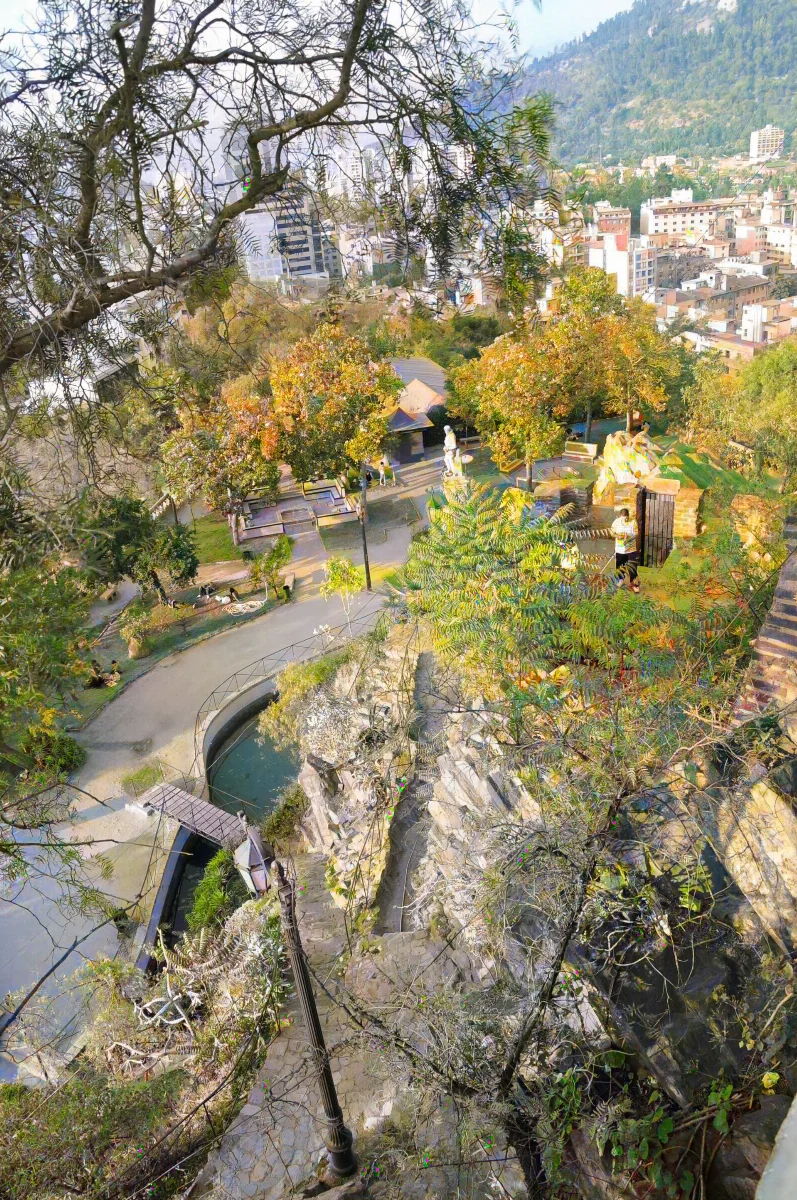 Cerro Santa Lucía con accesos y estatua desde perspectiva aérea — aprox. 1880–1930 | Chile de Ayer