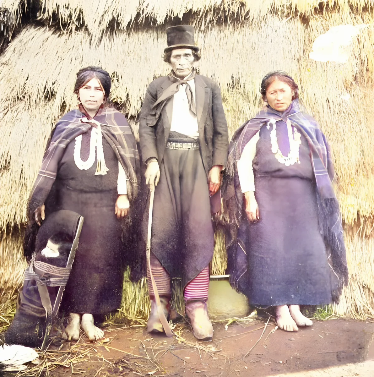 Araucanian cacique with his two favorite wives — 1904 | Chile de Ayer