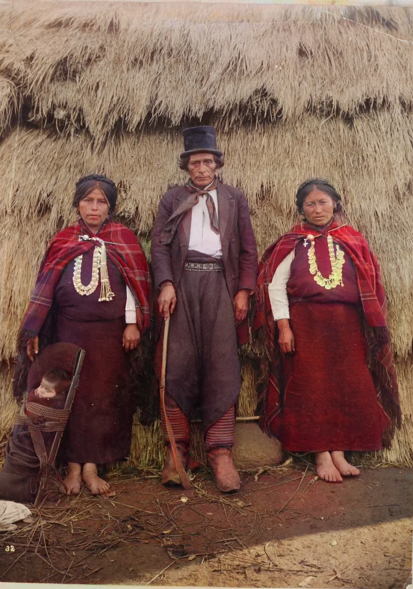 Lonco mapuche con esposa, hija y nieta — 1898 | Chile de Ayer