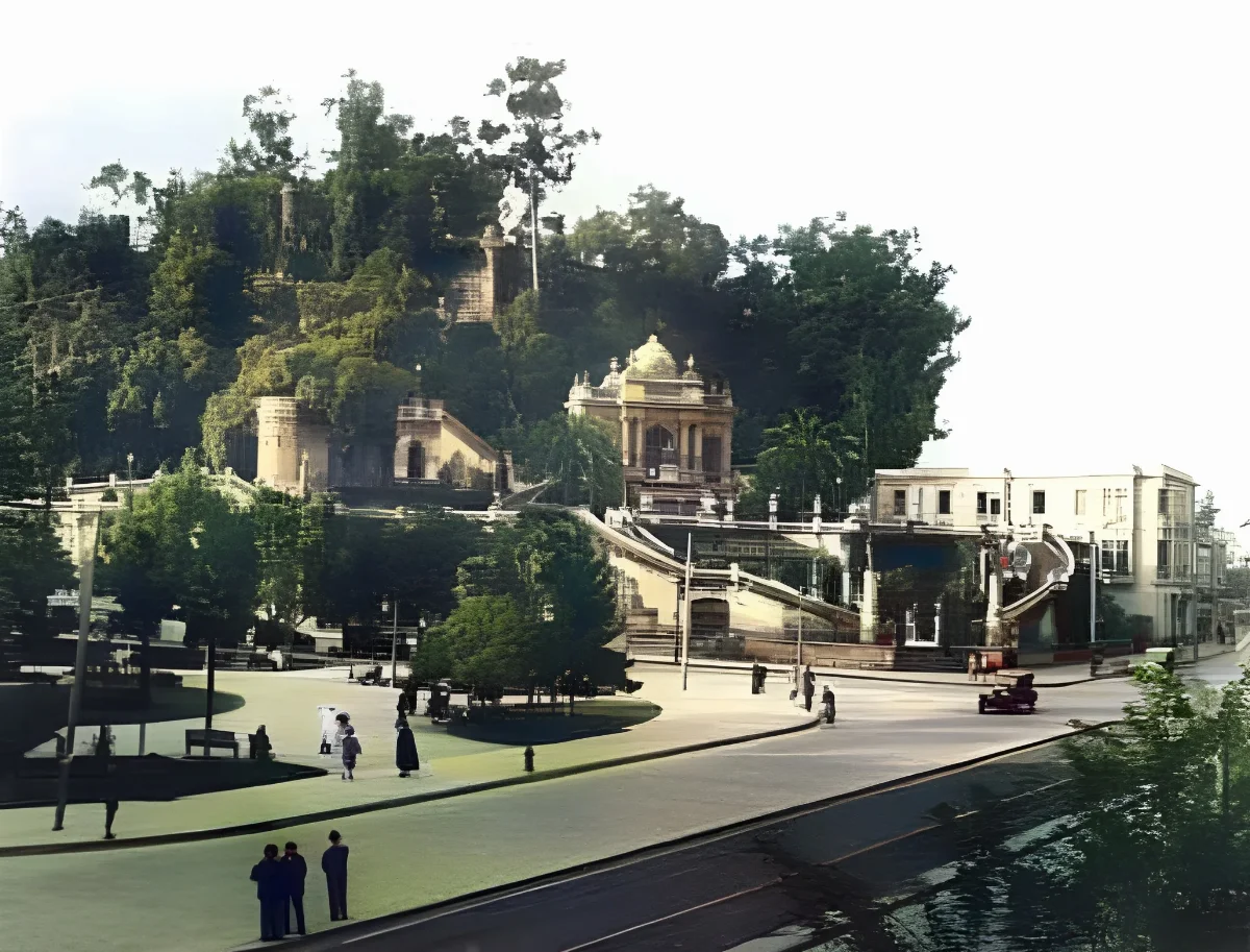 Cerro Santa Lucía con plaza y tranvía en primer plano — aprox. 1880–1930 | Chile de Ayer