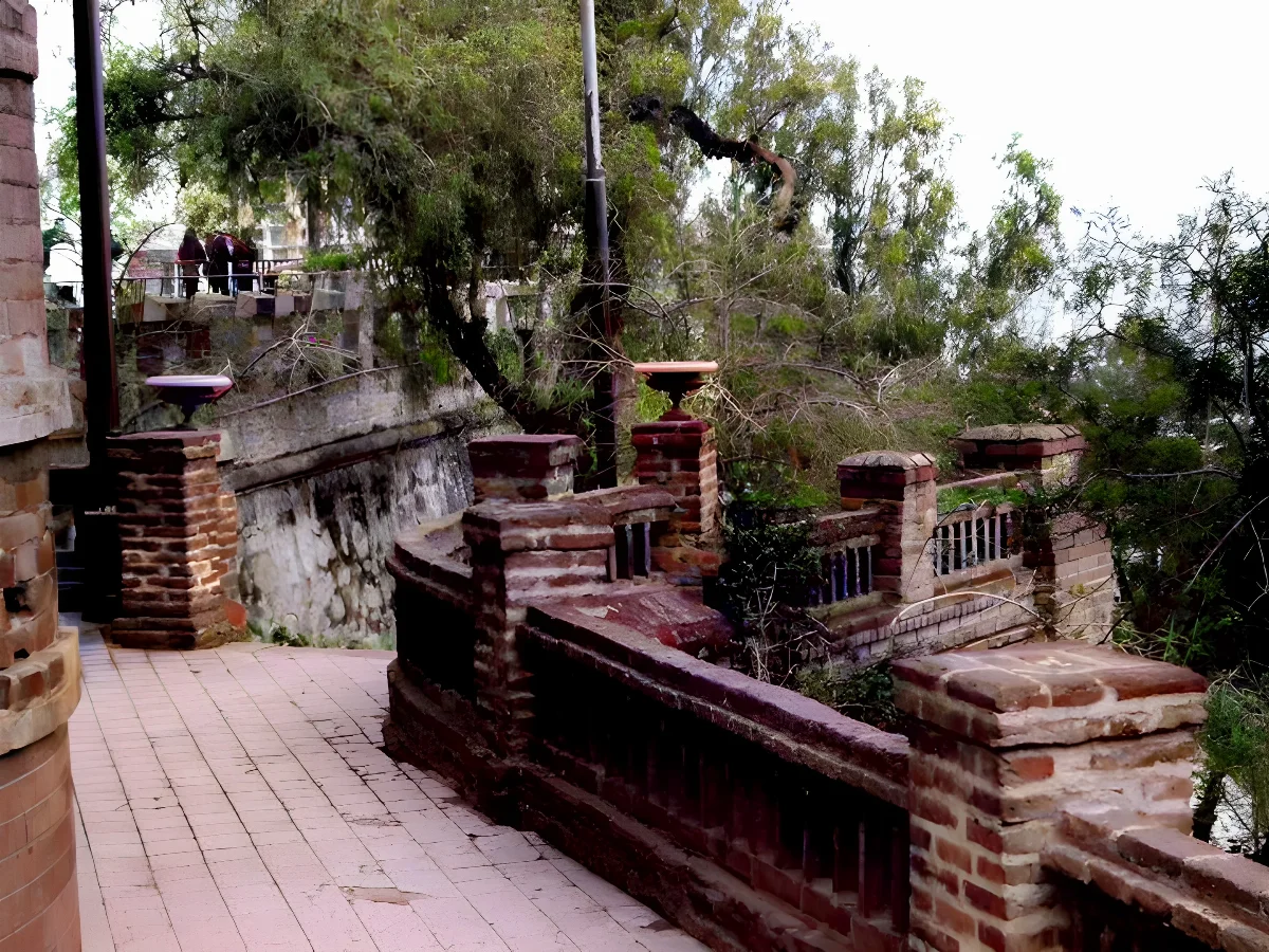 Muralla con balaustrada de ladrillo y terraza adoquinada en el Cerro Santa Lucía — aprox. 1880–1930 | Chile de Ayer