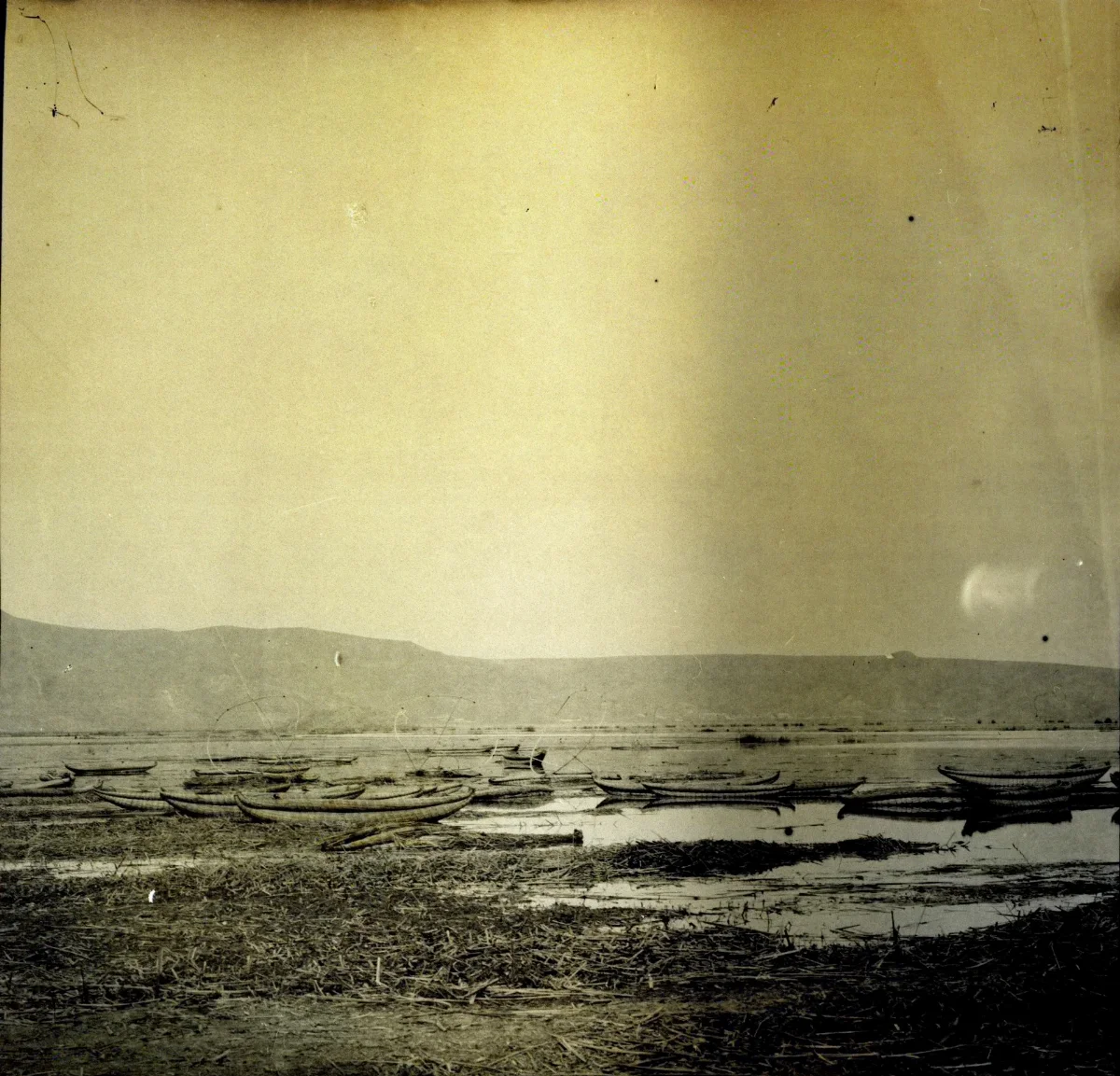 Strandbild med aymaraindianska farkoster. Exp 1904-05. Fotograf Nordenskiöld, Erland. Lago Titicaca - SMVK - 002358 — 1904 | Chile de Ayer