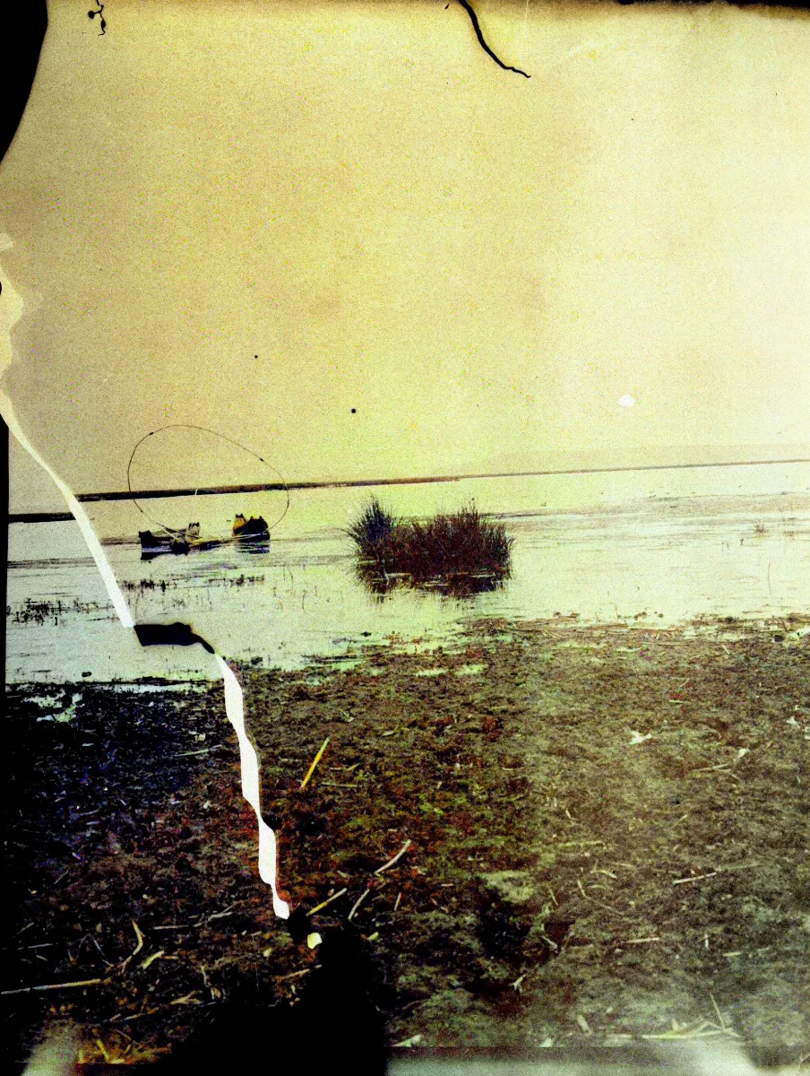Strandbild med vassbåtar, balsas. Erhållen först efter restaurering negativ. Lago Titicaca - SMVK - 002355 — 1904 | Chile de Ayer