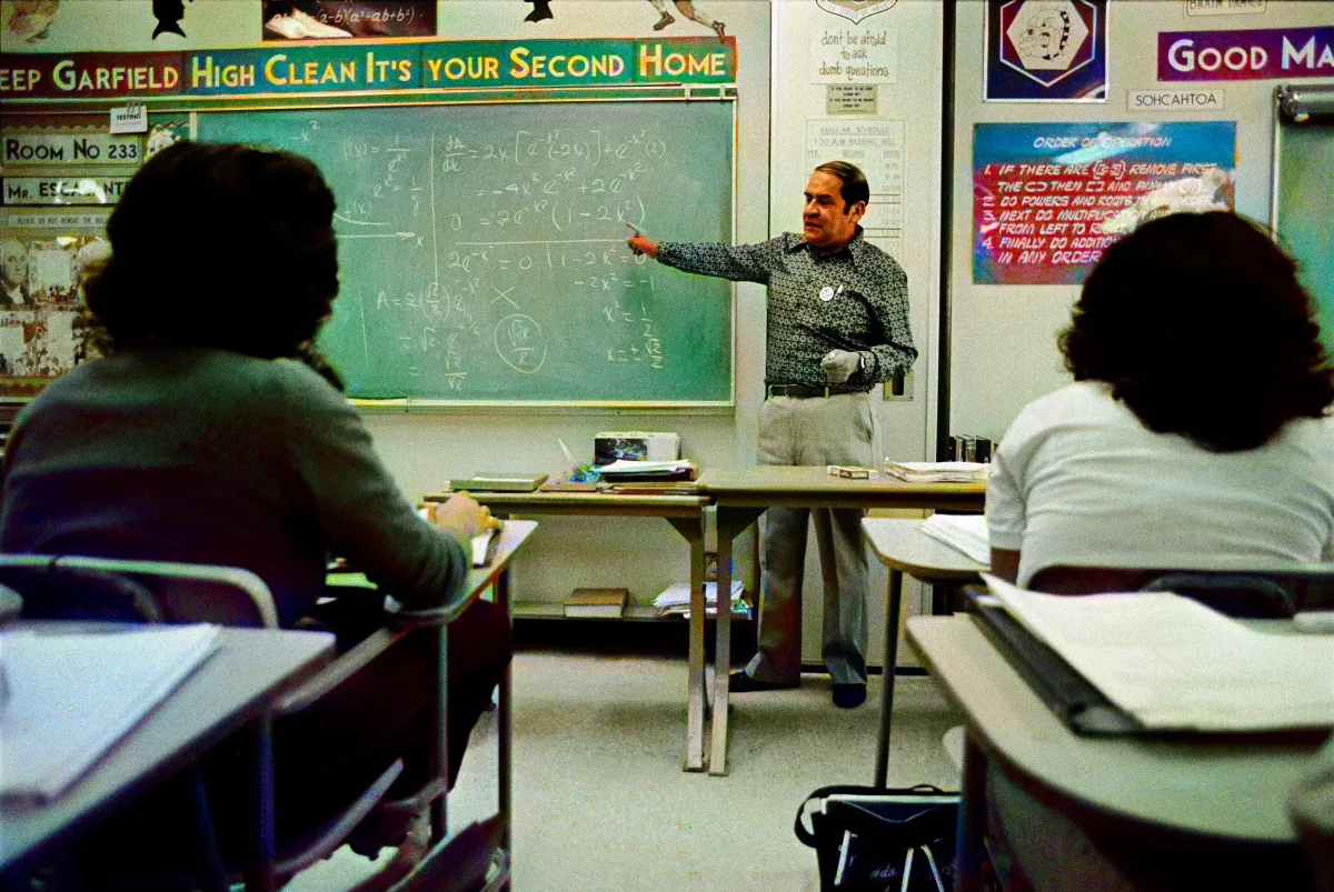 Jaime Escalante teaching, 1983 — 1983 | Chile de Ayer