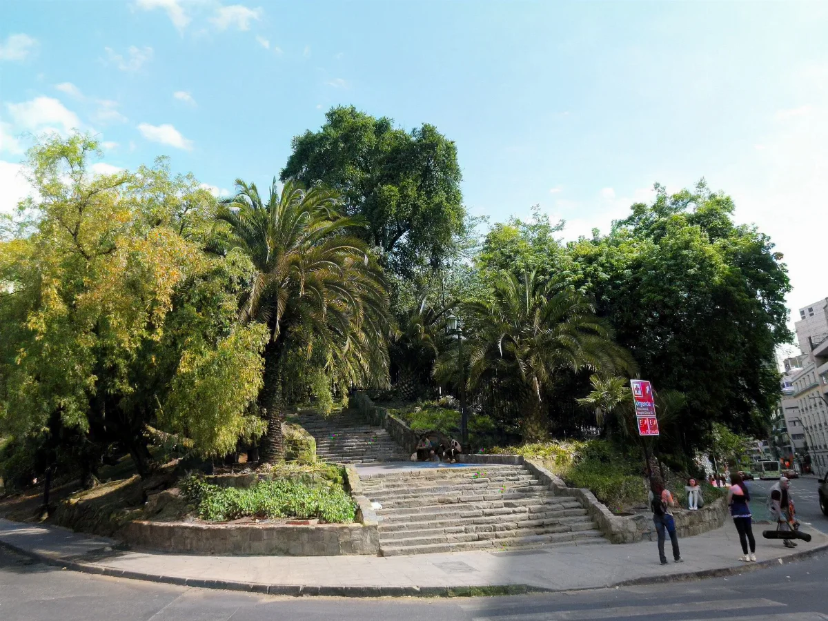 Escalinata de acceso al Cerro Santa Lucía desde la Alameda con gran angular, Santiago — aprox. 1880–1930 | Chile de Ayer