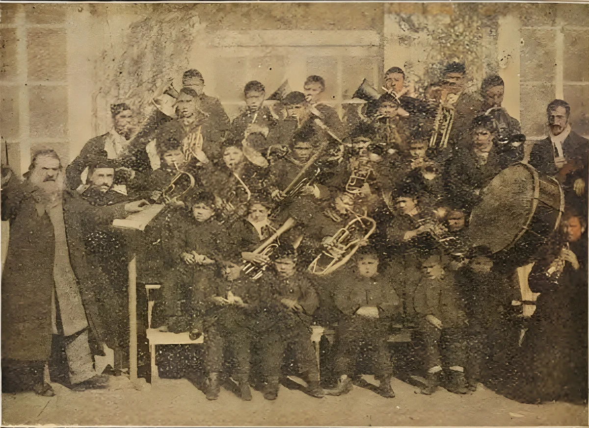 Banda de música de niños fueguinos. Misión Salesiana Dawson — Tierra del Fuego — 1924 | Chile de Ayer