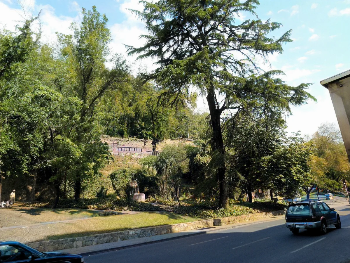 Cerro Santa Lucía con árbol centenario y muralla colonial — aprox. 1880–1930 | Chile de Ayer