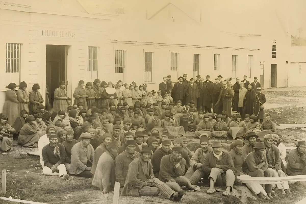 Fueguinos en Colegio Maria Auxiliadora — Tierra del Fuego — 1905 | Chile de Ayer