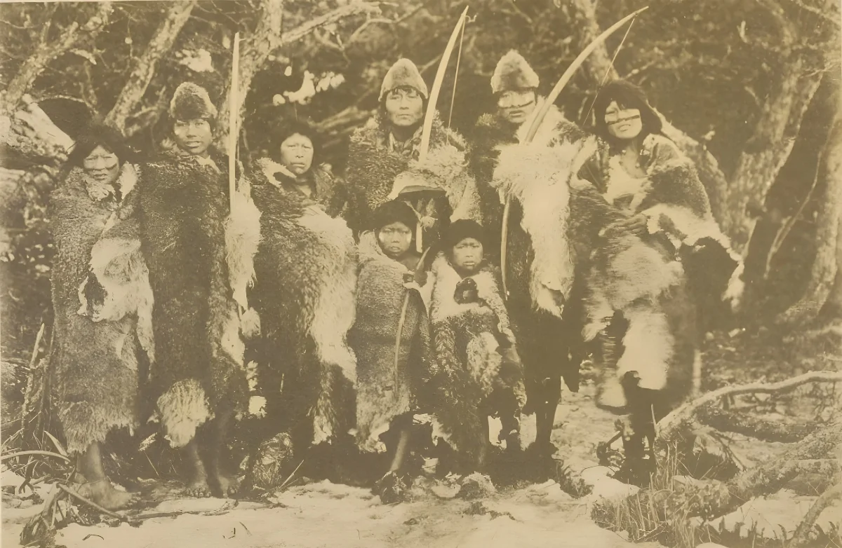 Groupe d´Indiens Ona — Tierra del Fuego — 1915 | Chile de Ayer