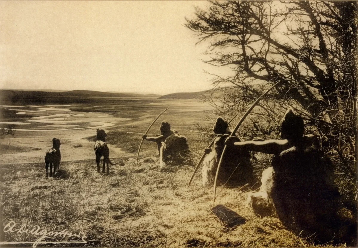 Selknam cazando — Tierra del Fuego — 1930 | Chile de Ayer