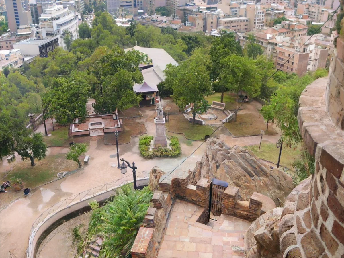 Vista Panorámica de la Plaza Pedro de Valdivia en el interior del cerro Santa Lucía. — aprox. 1880–1930 | Chile de Ayer