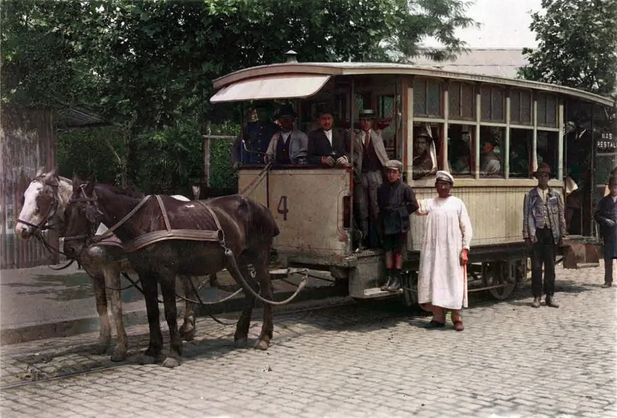 Tranvía de tracción animal en Plaza Italia, Santiago, 1920 — aprox. 1920 | Chile de Ayer