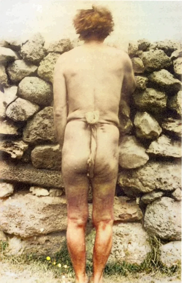 Pakomīo Māʻori in an ancient hami or loincloth poses for a photograph during the USS Mohican's visit to Easter Island in 1886 — Isla de Pascua — 1886 | Chile de Ayer