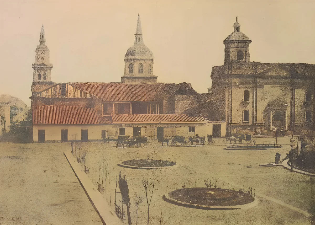 Plaza de Armas de Santiago en el Siglo XIX. Capilla del Sagrario y al fondo las torres de la iglesia de La Compañía. — aprox. 1850 | Chile de Ayer