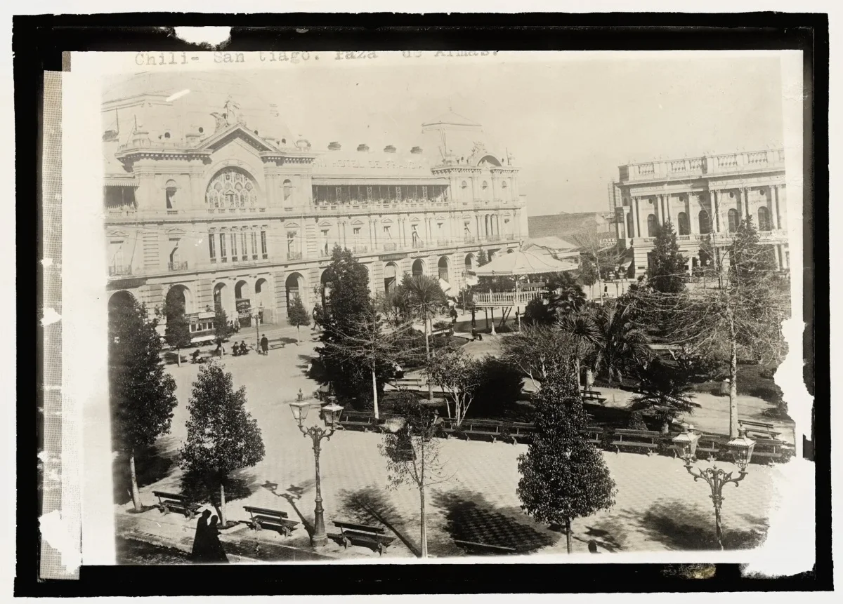 Plaza de Armas de Santiago en 1908, con el Grand Hotel de France y el kiosco de música — aprox. 1908 | Chile de Ayer