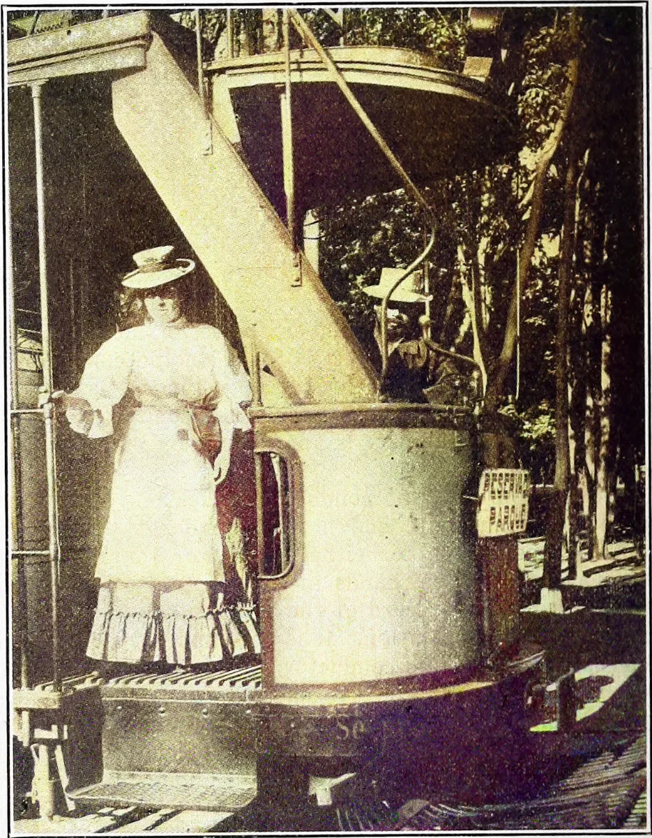 Electric railway journal - woman conductor at Valparaiso (1908) — 1908 | Chile de Ayer