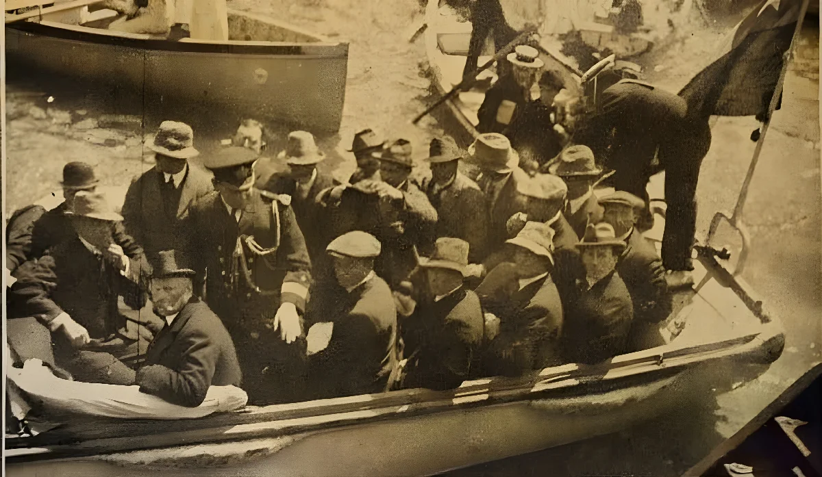 Shackleton y compañeros al llegar al Muelle Prat — 1916 | Chile de Ayer
