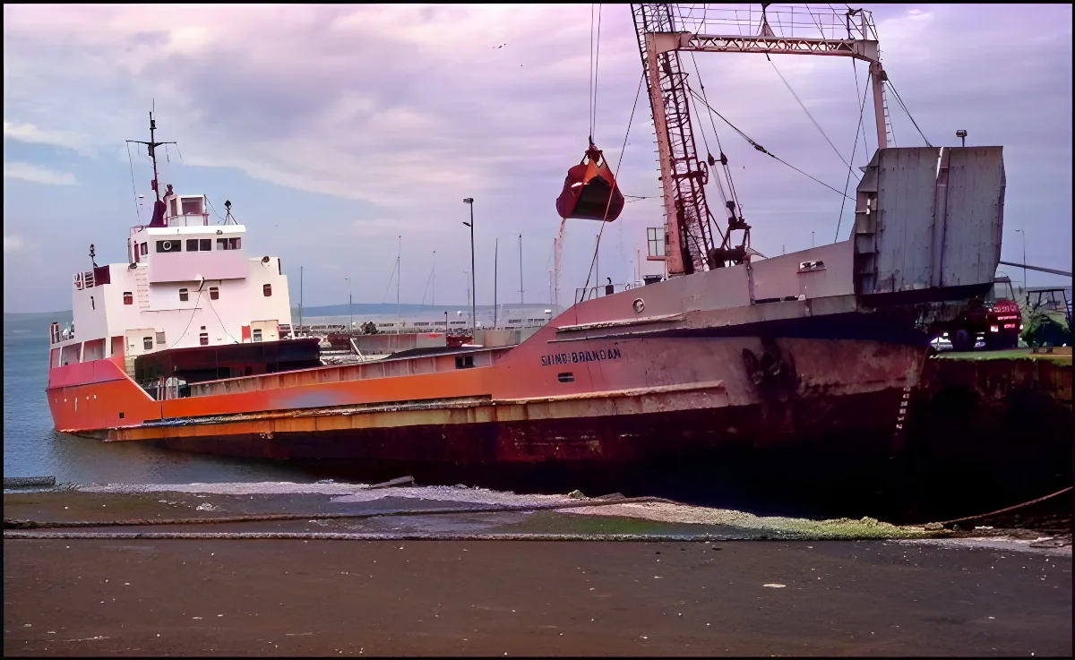 A coal boat at Bangor - geograph.org.uk - 565821 — 1986 | Chile de Ayer