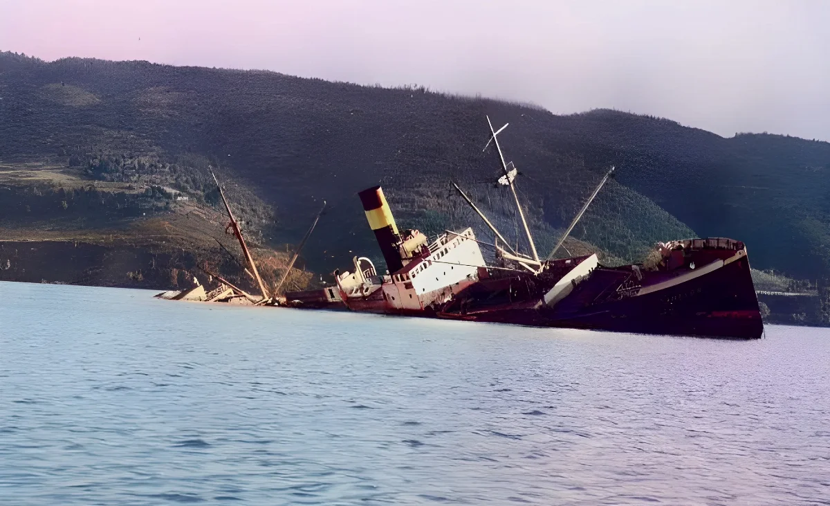 The steamer Canelos sank in Valdivia River - photo from autumn 1960 — 1960 | Chile de Ayer