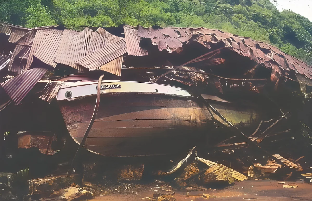 Un barco fue arrojado por la ola del tsunami en una casa - Corral, Otoño 1960 — Valdivia — 1960 | Chile de Ayer