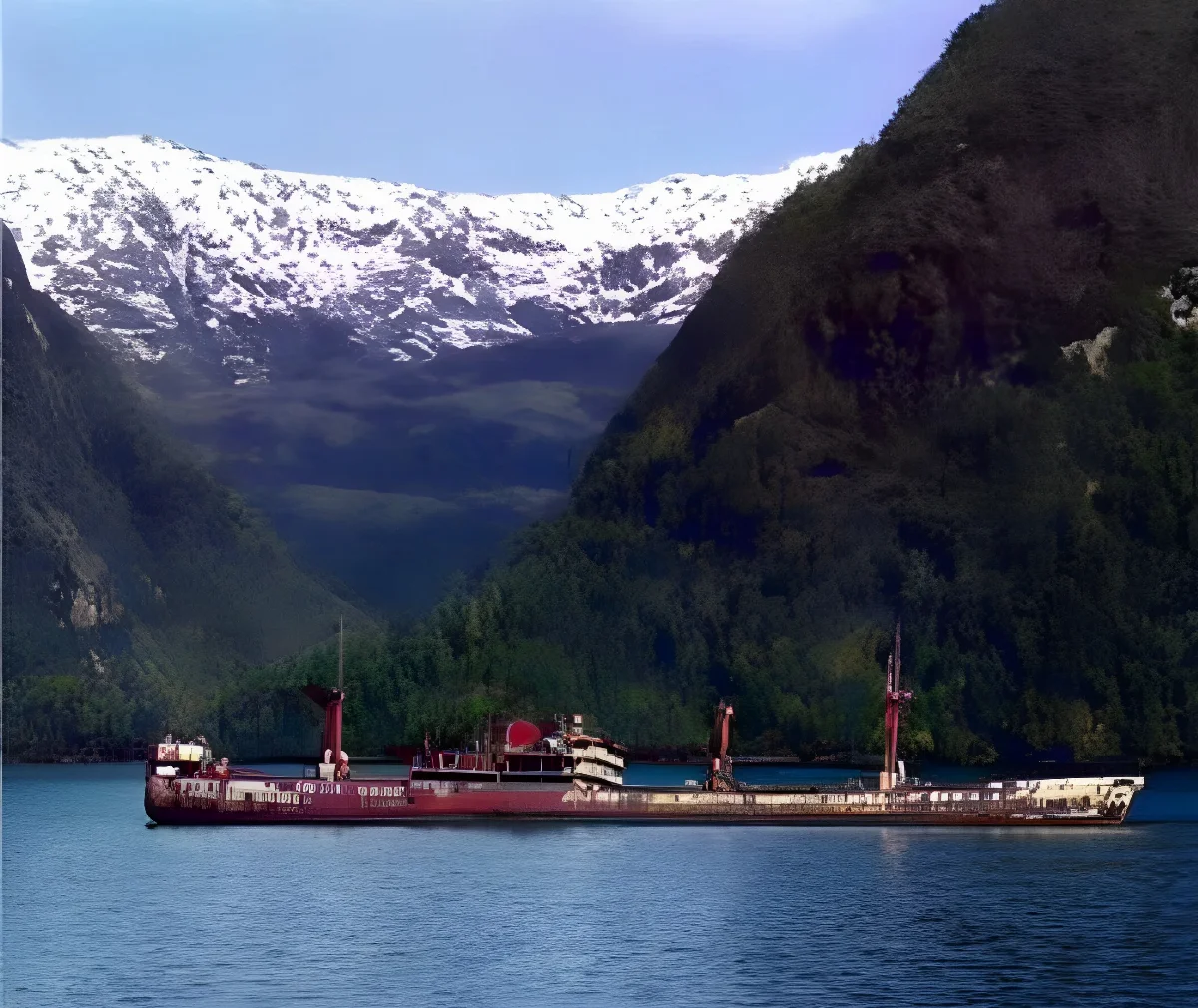 Wreck of freighter Capitàn Leonidas in Canal Messier, Chile, in 1989 — 1989 | Chile de Ayer