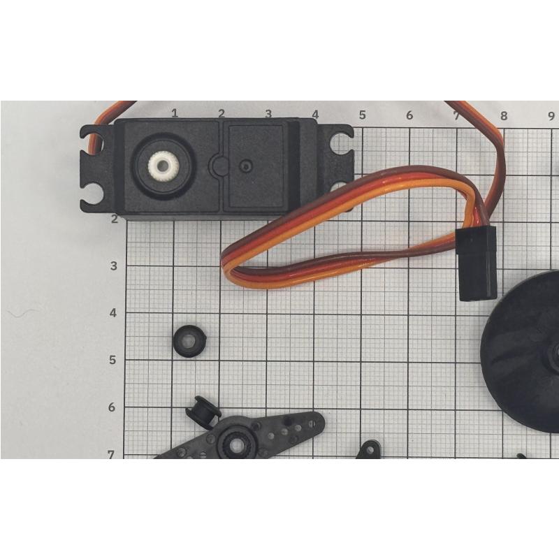 Servo estándar SG5010 TowerPro de 5,5 kg·cm con kit de brazos — foto 3